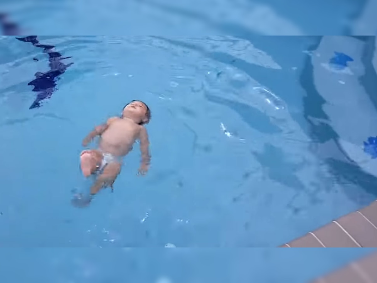 व्हिडिओ : अवघ्या एका वर्षाच्या 'जलपरी'ला पोहताना पाहिलंत का? title=
