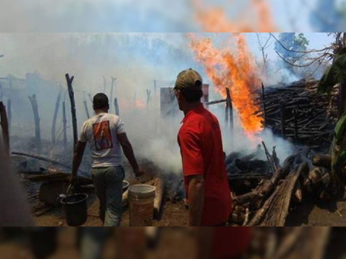 शॉटसर्कीटमुळं लागलेल्या आगीत ४० ते ५० आदिवासीयांचे घरे जळून खाक title=