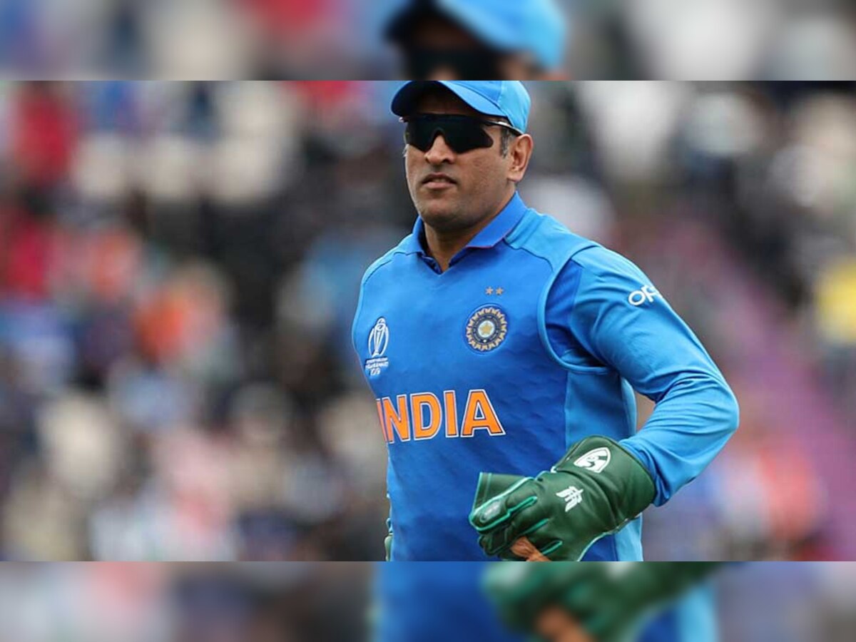 #DhoniKeepTheGlove ट्विटरवर ट्रेंड, नेटकऱ्यांचा ICC वर संताप title=