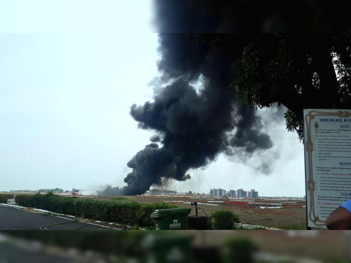 नौसेनेच्या 'मिग २९' विमानातून ड्रॉप टँक कोसळला, गोवा एअरपोर्टवर आग title=