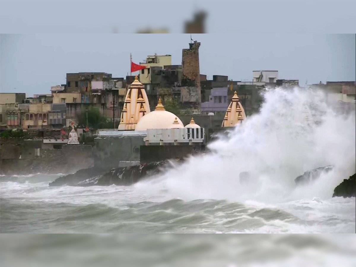 वायू चक्रीवादळ गुजरातच्या किनारपट्टीवर धडकणार; पश्चिम रेल्वेकडून ७० गाड्या रद्द title=