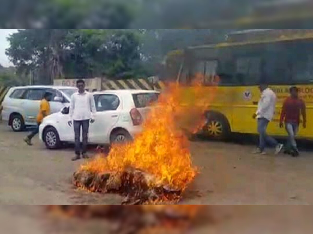 उदयनराजे - रामराजे वाद पेटला, साताऱ्यात रामराजेंच्या प्रतिकात्मक पुतळ्याचे दहन   title=