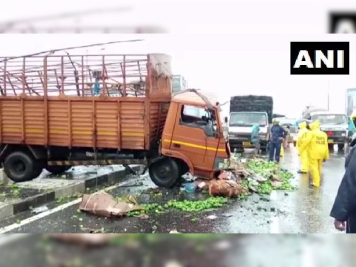 मुंबईत उड्डान पुलावर ट्रक - कार अपघात, एक ठार तर पाच जखमी title=