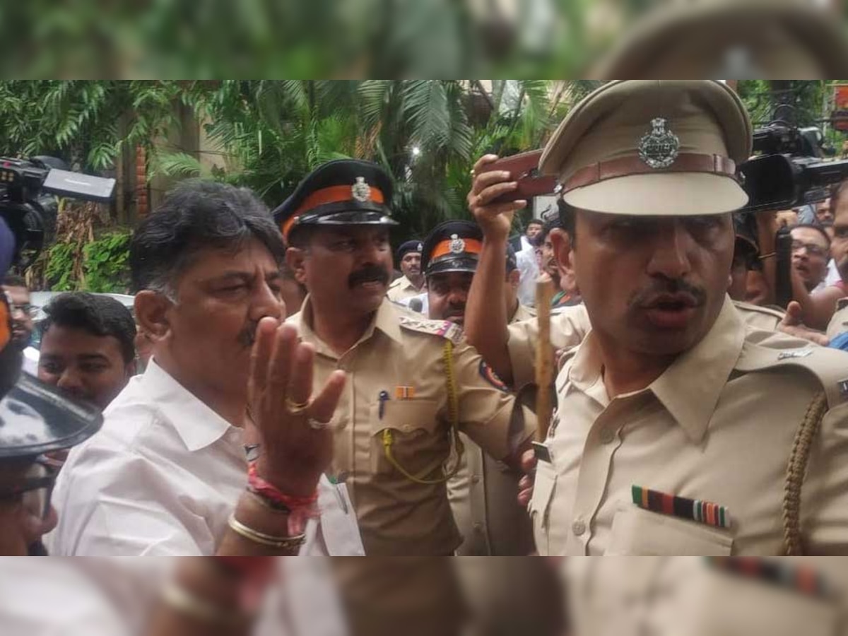 कर्नाटक सत्ता संघर्ष : काँग्रेस नेते शिवकुमार यांना हॉटेल बुकिंग असताना मुंबईत पोलिसांनी रोखले title=