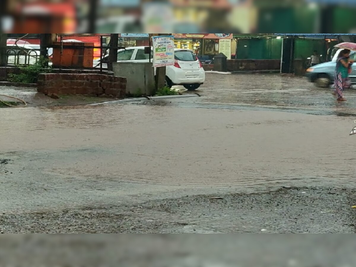 मुंबई - गोवा महामार्गावरची बंद पडलेली वाहतूक सुरु, खेड शहरात पुराचे पाणी title=