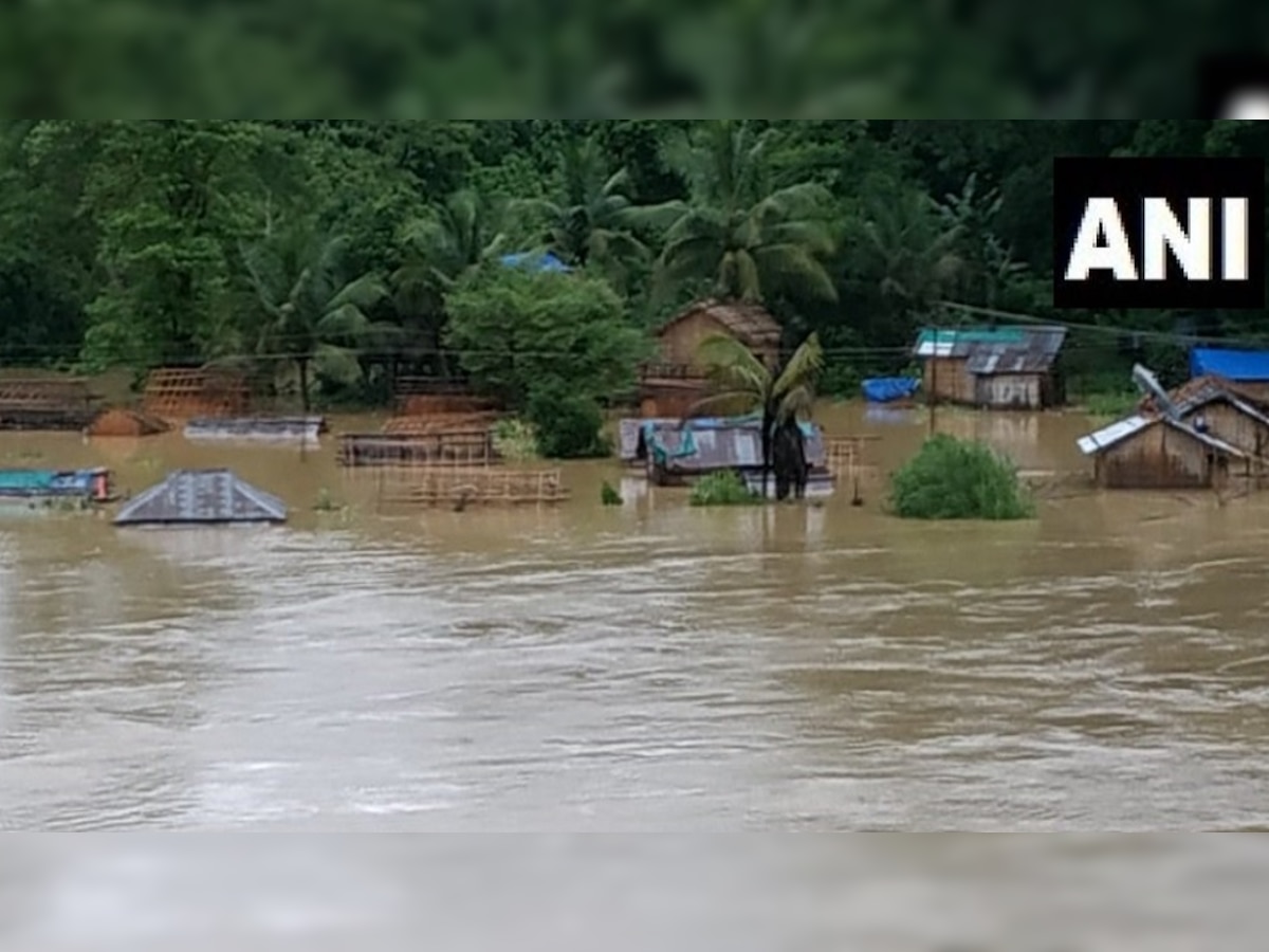 आसाममध्ये धो धो पाऊस, १७ जिल्ह्यांना पुराने वेढले title=