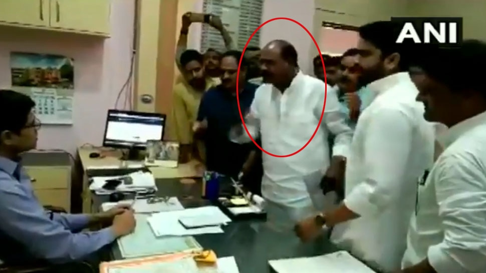एसडीएमच्या कार्यालयात घुसून भाजप आमदाराचा गोंधळ, केला दबाव तंत्राचा ...