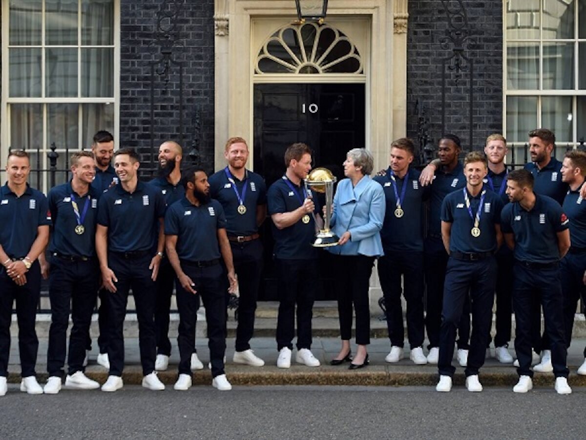 ब्रिटनच्या प्रधानमंत्री थेरेसा मे इंग्लंड टीमचं कौतुक करताना म्हणाल्या.... title=