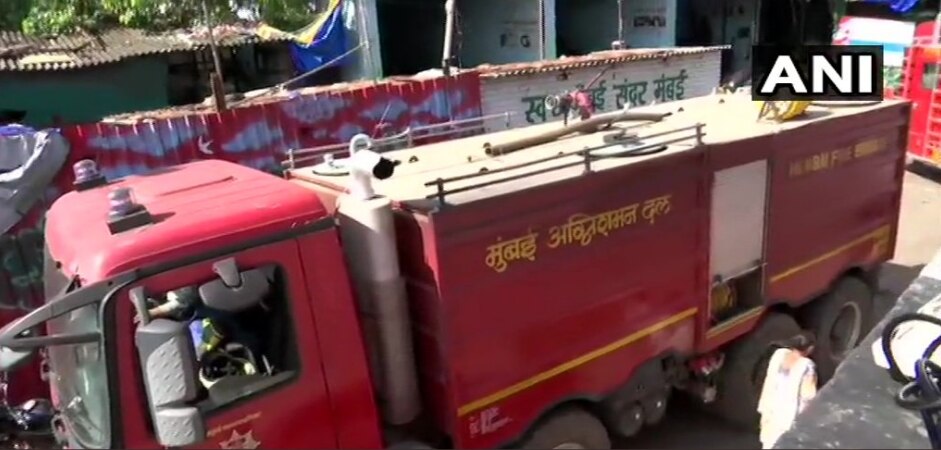 वांद्र्यात एमटीएनएलच्या इमारतीला आग, थरारक दृष्य वांद्र्यात एमटीएनएलच्या इमारतीला आग, थरारक दृष्य