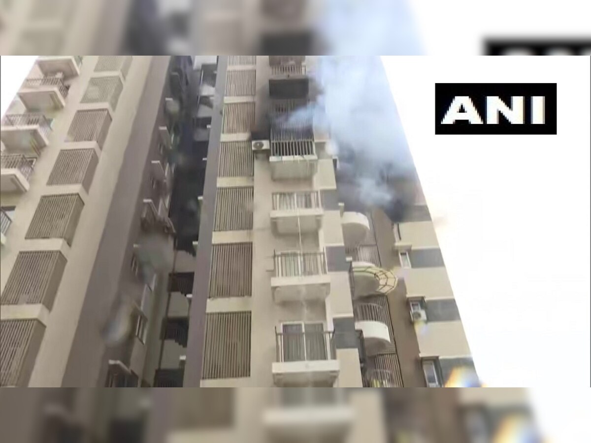 अहमदाबादमध्ये इमारतीला आग, काही जण अडकल्याची भीती title=