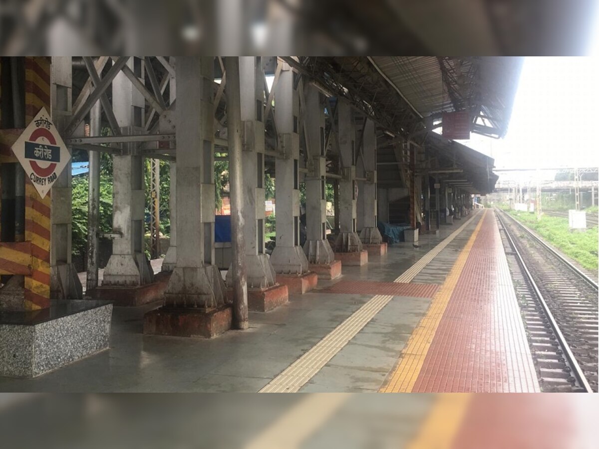 पावसाने मुंबई जायबंदी, मध्य रेल्वेच्या स्टेशन्सवर शुकशुकाट title=