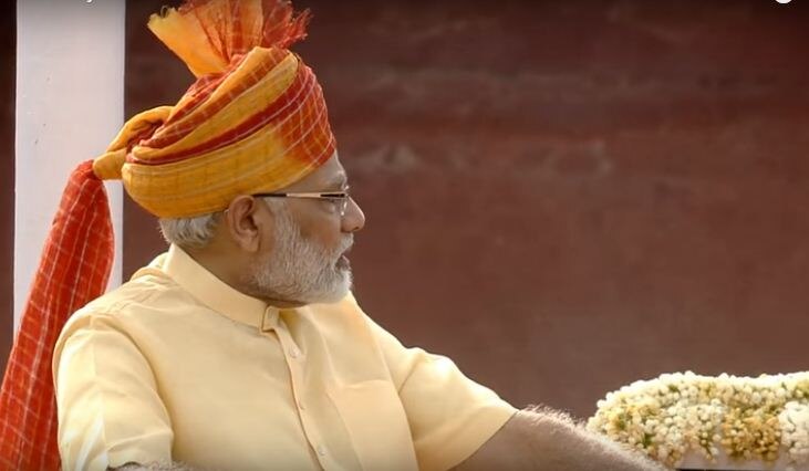लाल आणि पिवळ्या रंगाचा फेटा लाल आणि पिवळ्या रंगाचा फेटा