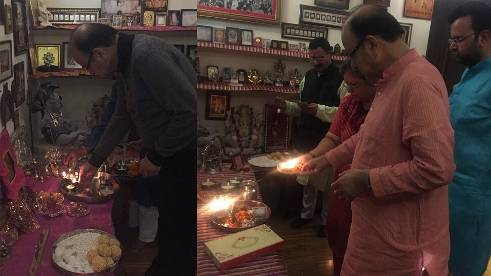 कुटुंबासोबत लक्ष्मीपुजन करताना जेटली कुटुंबासोबत लक्ष्मीपुजन करताना जेटली