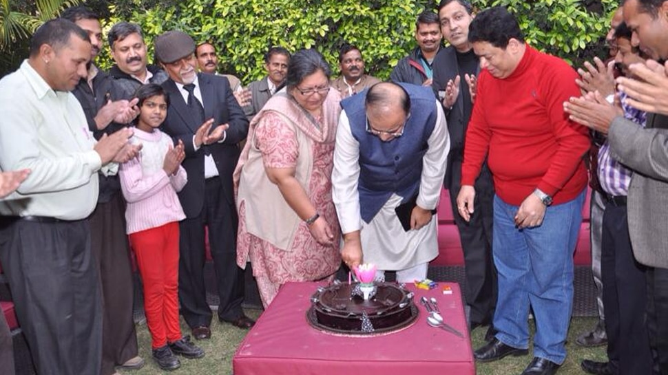मित्रपरिवारासोबत अत्यंत साध्या पद्धतीत ते वाढदिवस साजरा करत. मित्रपरिवारासोबत अत्यंत साध्या पद्धतीत ते वाढदिवस साजरा करत.