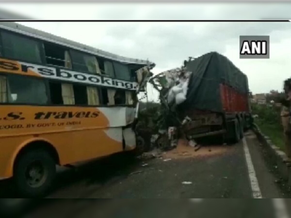 पुणे-बंगळुरु महामार्गावर ट्रक - बस अपघातात ६ जागीच ठार title=