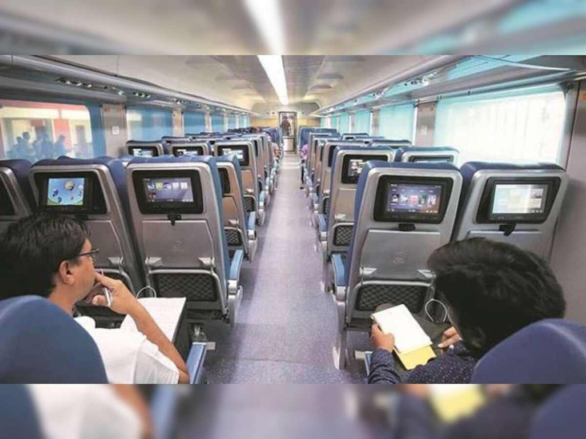 IRCTC कडून तेजस एक्सप्रेसमध्ये प्रवाशांकरता 'ही' सुविधा  title=