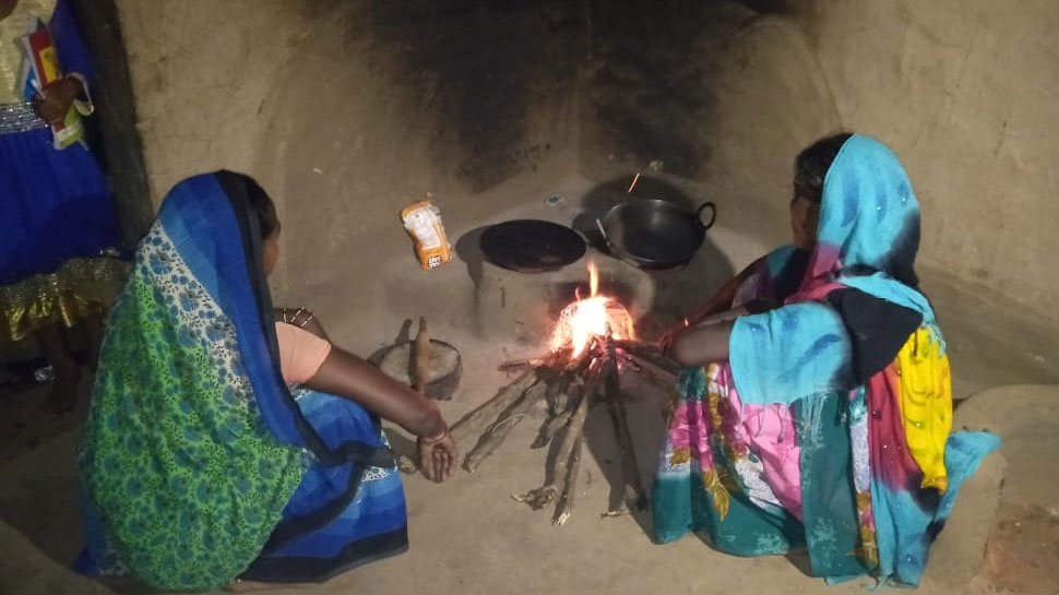 लहान मुले दिवा, कंदीलवर अभ्यास करताना लहान मुले दिवा, कंदीलवर अभ्यास करताना
