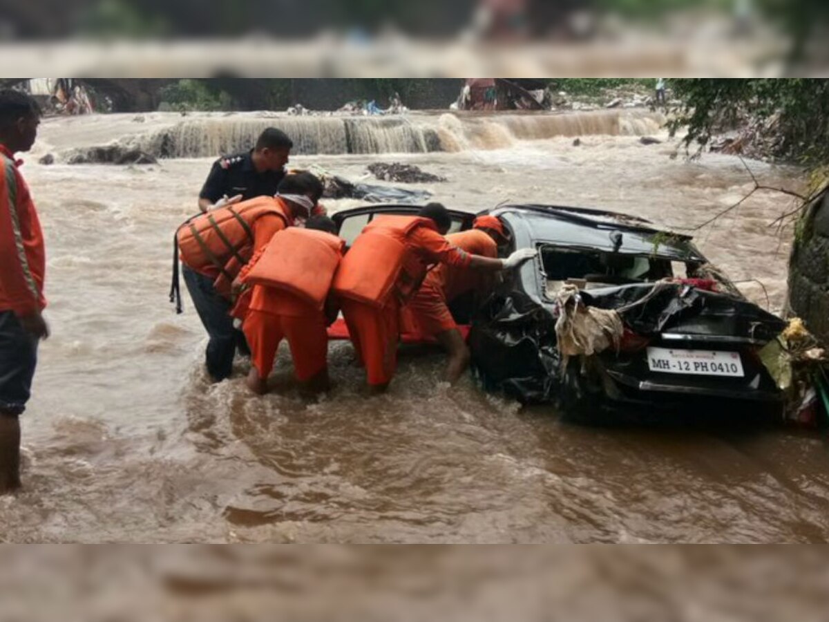 पुण्यात पावसाचं थैमान, गाड्या वाहून गेल्या title=