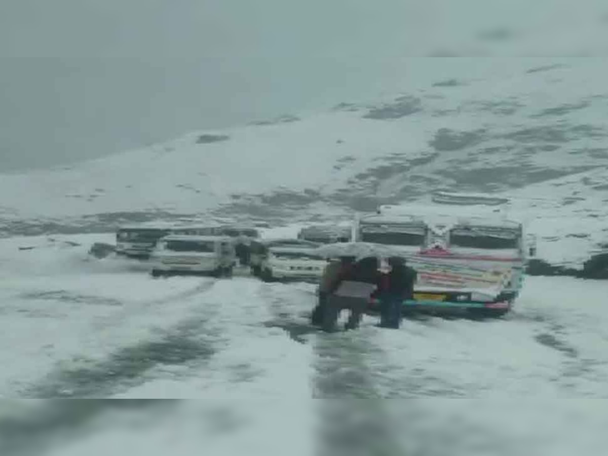 हिमाचल प्रदेशमध्ये बर्फवृष्टी; मनाली- लेह महामार्ग वाहतुकीवर परिणाम  title=