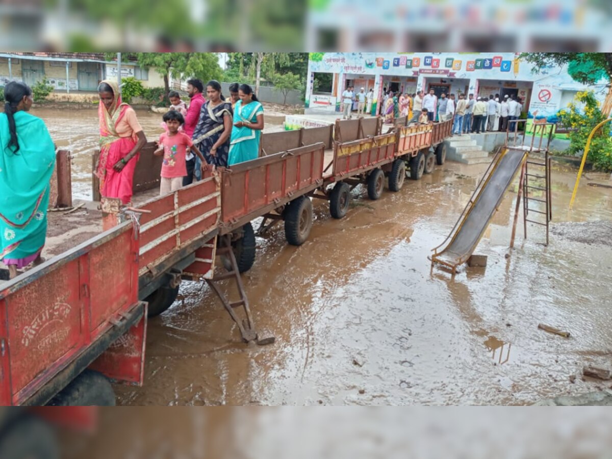 मतदान केंद्रावर ट्रॅक्टर ट्रॉली एकमेकांना जोडून तयार झाला मतदार राजासाठी पूल title=