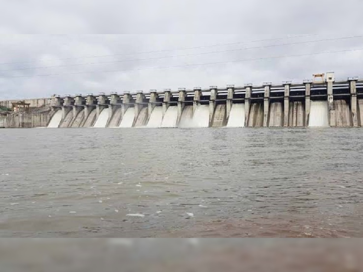 जायकवाडी धरणाचे १६ दरवाजे उघडले, गोदावरी नदीकाठच्या गावांना सतर्कतेचा इशारा title=