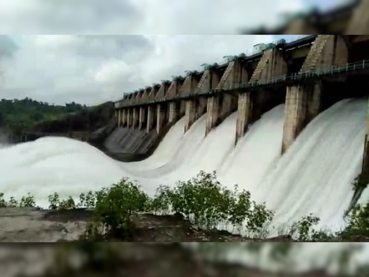 मनमाडमध्ये पावसाचा हाहाकार; गिरणा धरणातून ६० हजार क्युसेक्सने पाण्याचा विसर्ग title=