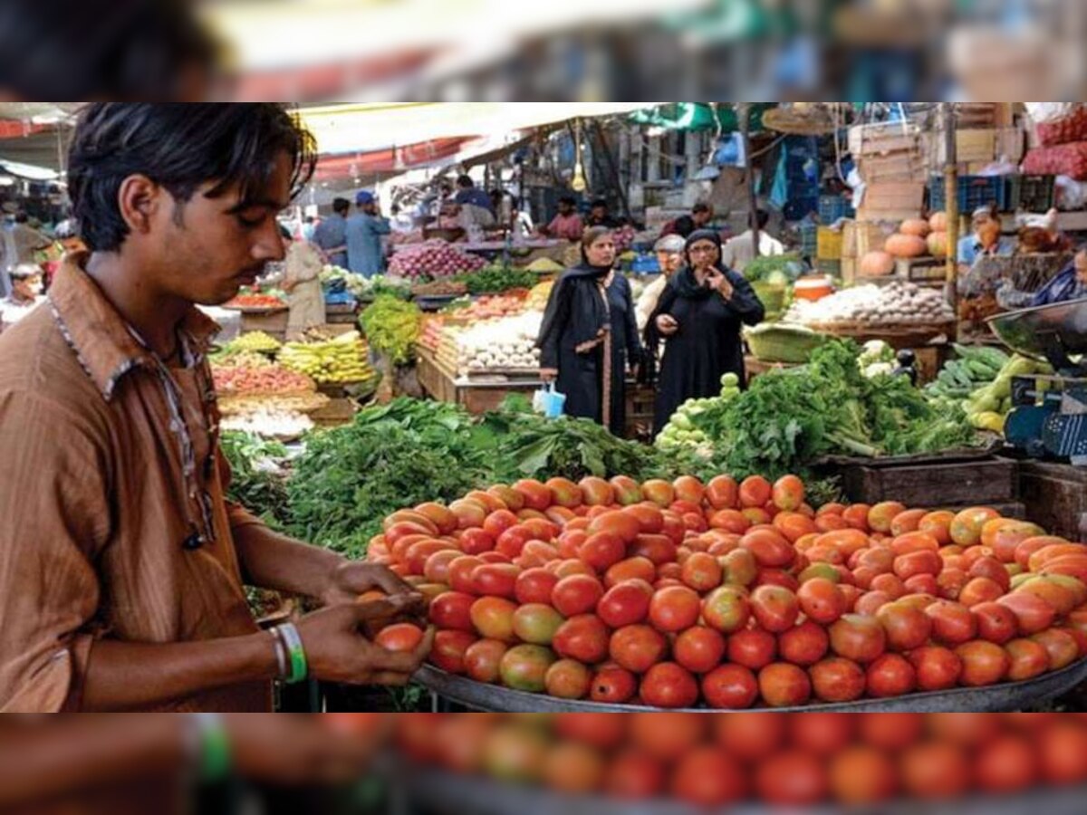 कांद्यापाठोपाठ टोमॅटोच्या दरात वाढ, गाठला 400 रुपयांचा आकडा  title=