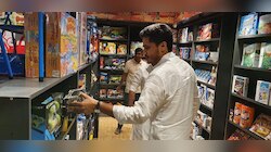  राजकारणातून 'दमलेला बाबा' खेळण्यांच्या दुकानात जातो तेव्हा... 