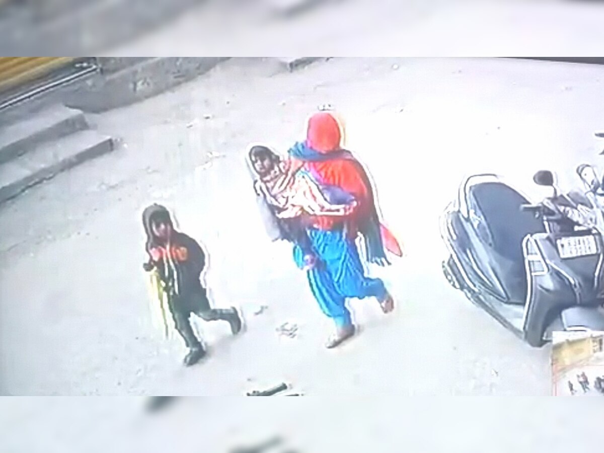 एक महिन्याच्या तान्ह्या बाळाला सोडून गेलेली आई CCTV मध्ये कैद  title=