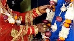 कांद्याची माळ गळ्यात घालून वधुवरांचे सात फेरे 