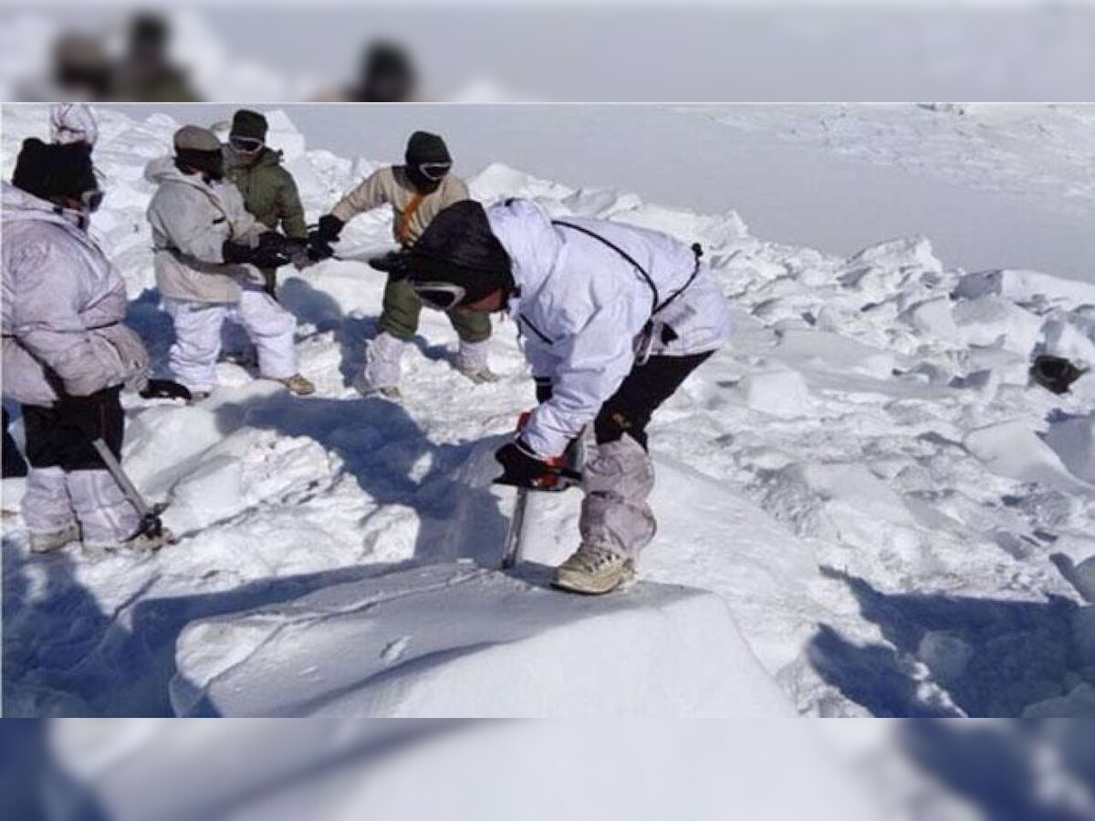 रक्त गोठवणाऱ्या थंडीत 'स्नो ग्लासेस'अभावी सैनिकांचा संघर्ष  title=