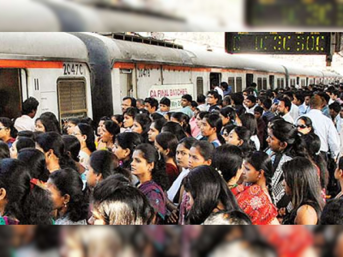 जम्बो ब्लॉकमुळे प्रवासी बेजार; स्टेशन प्रबंधक कार्यालयाबाहेर गोंधळ  title=