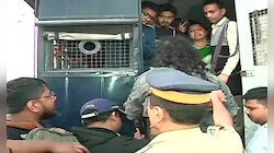 'गेट वे ऑफ इंडिया'वरून पोलिसांनी आंदोलकांना हटवलं