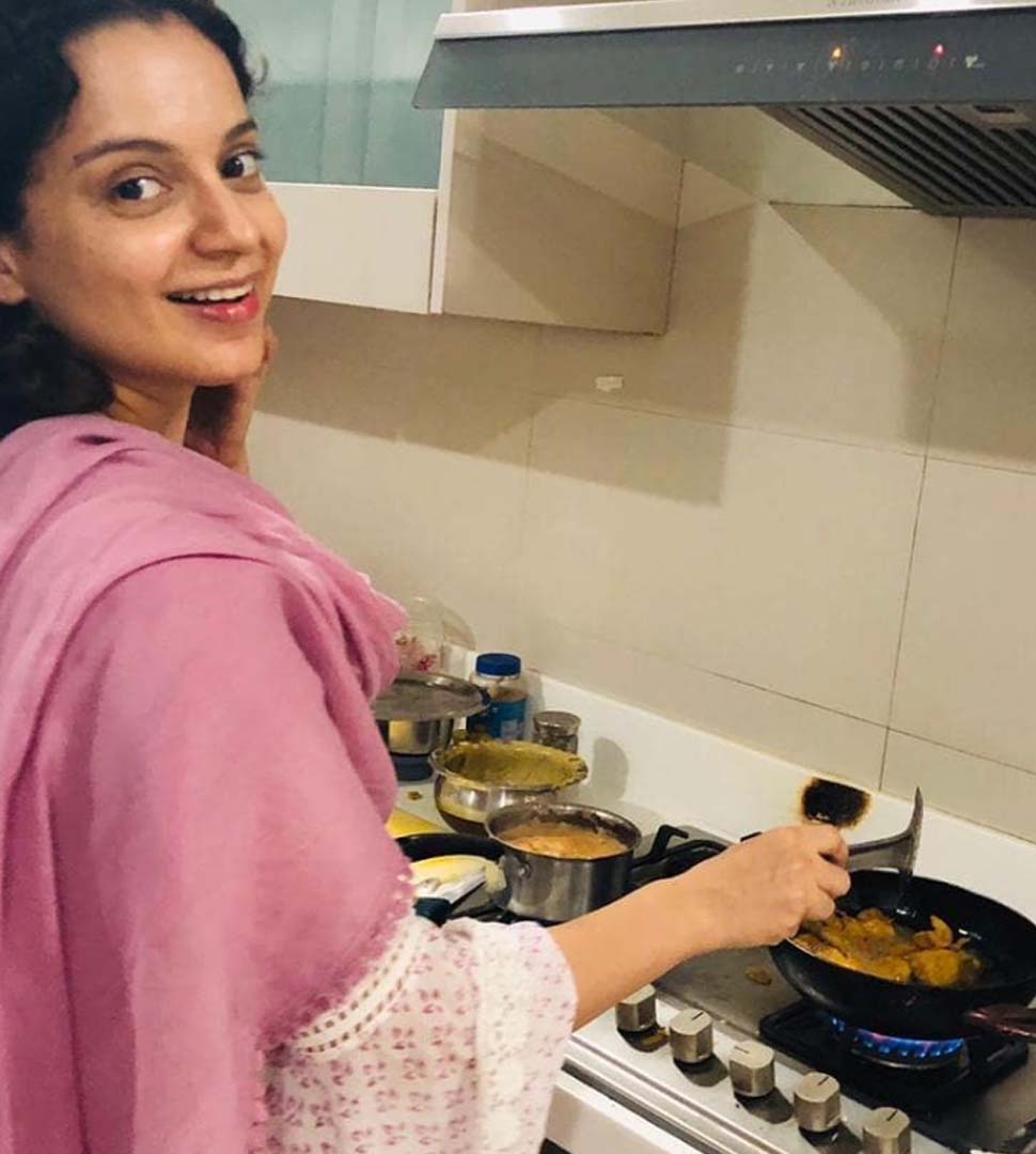 घरात बटाटा भजी तळताना कंगना घरात बटाटा भजी तळताना कंगना