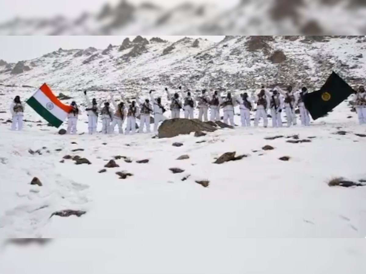 Republic Day : रक्त गोठवणाऱ्या वातावरणात 'हिमवीरां'नी फडकवला तिरंगा  title=