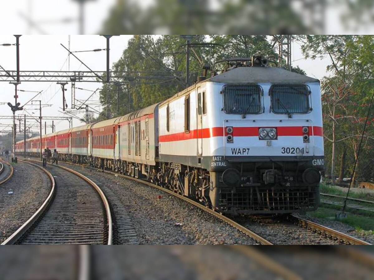 अवघ्या ४९ पैशांमध्ये लाखोंचा विमा; भारतीय रेल्वेची नवी योजना  title=