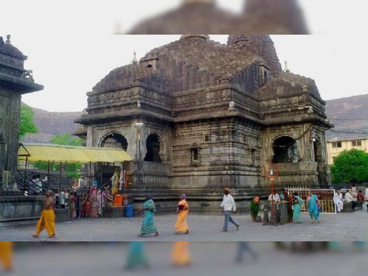 महाशिवरात्रीच्या दिवशी त्र्यंबकेश्वर गर्भगृहातलं पहाटेचं दर्शन बंद title=