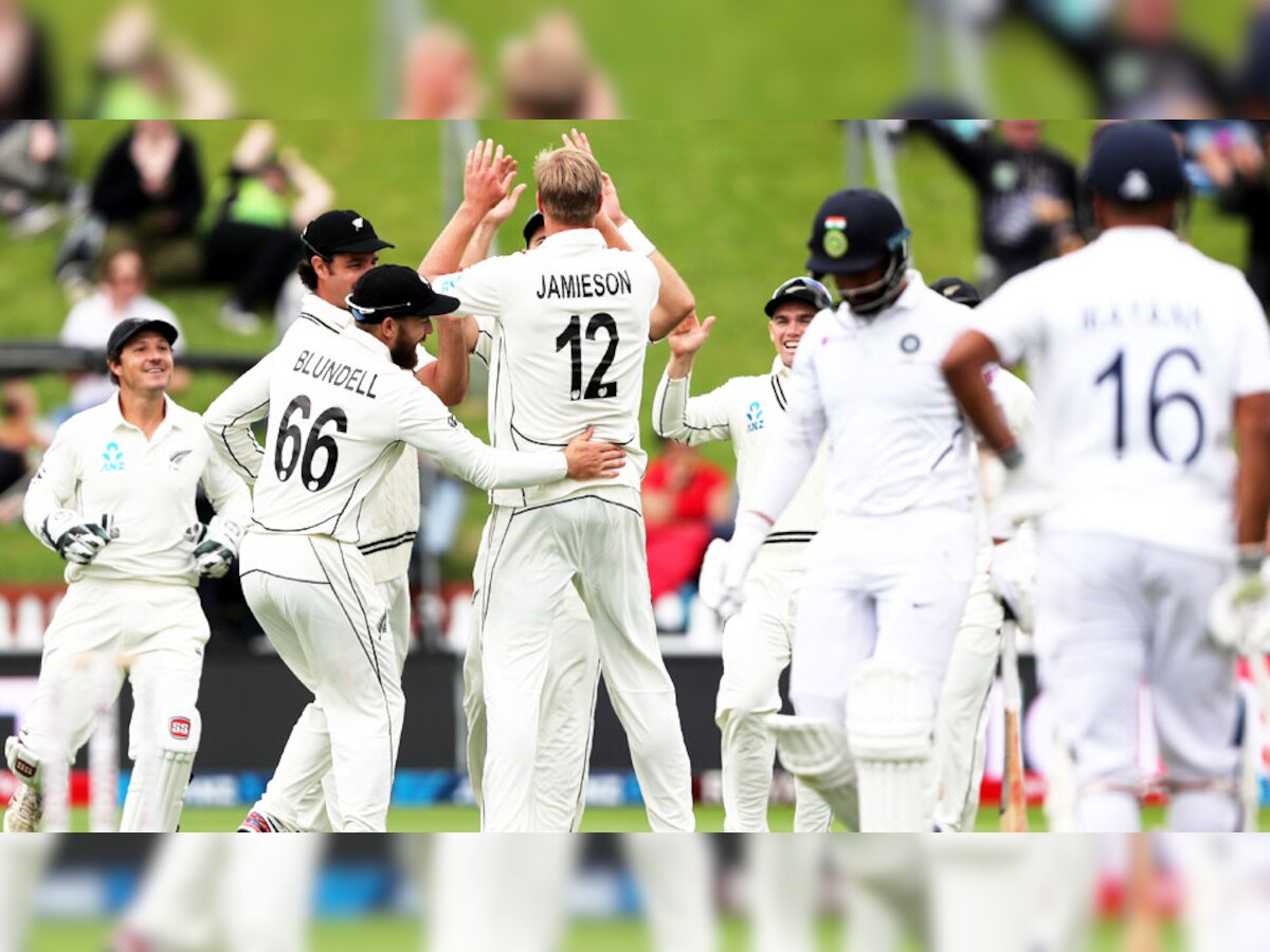 वेलिंग्टन टेस्टमध्ये न्यूझीलंडच्या माऱ्यासमोर भारताच्या फलंदाजांचा संघर्ष title=