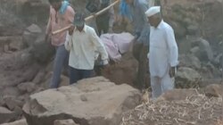 वाहतुकीची सोय नसल्याने महिलेचा २ किमी खाटेवरुन प्रवास