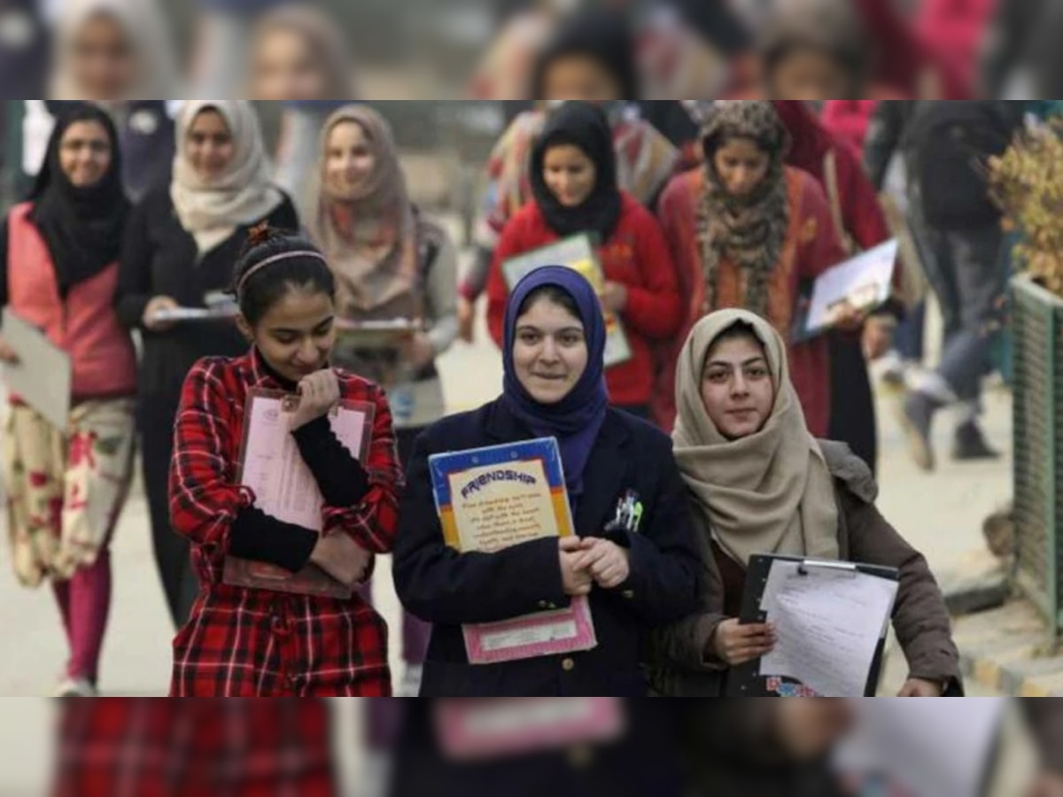 काश्मीरमध्ये ७ महिन्यानंतर शाळा सुरु, विद्यार्थ्यांमध्ये उत्साह title=