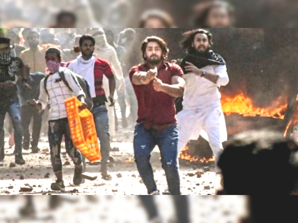 Delhi Riots : शाहरुखच्या घरी सापडल्या संशयित वस्तू, दिल्ली पोलीस हैराण  title=