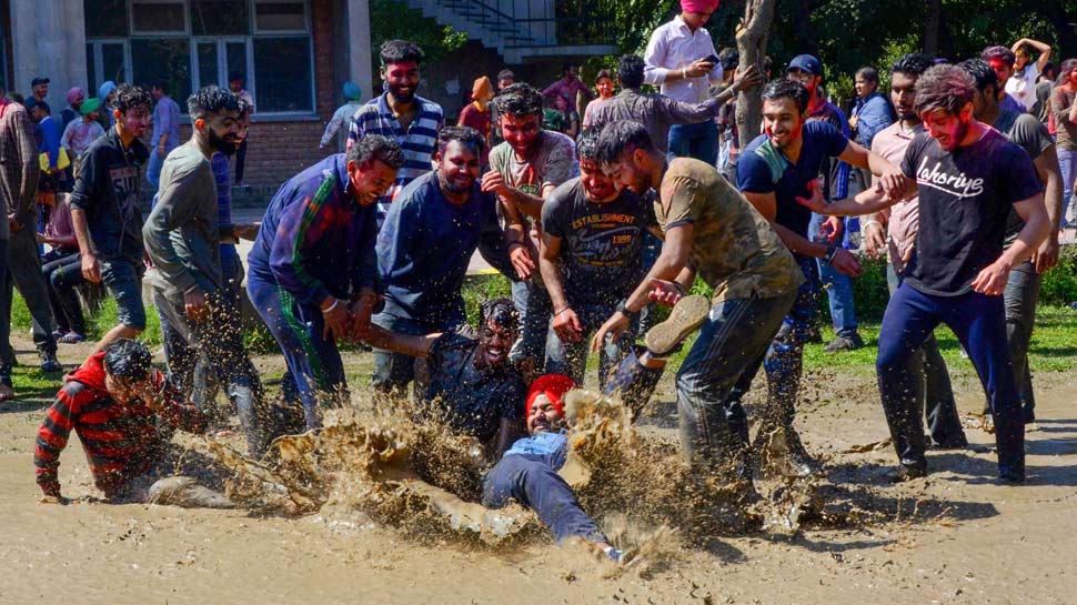 पंजाबमध्ये देखील तरूणांमध्ये होळीचा उत्साहात