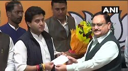 भाजप प्रवेश करत ज्योतिरादित्य सिंधियांच्या हाती 'कमळ'
