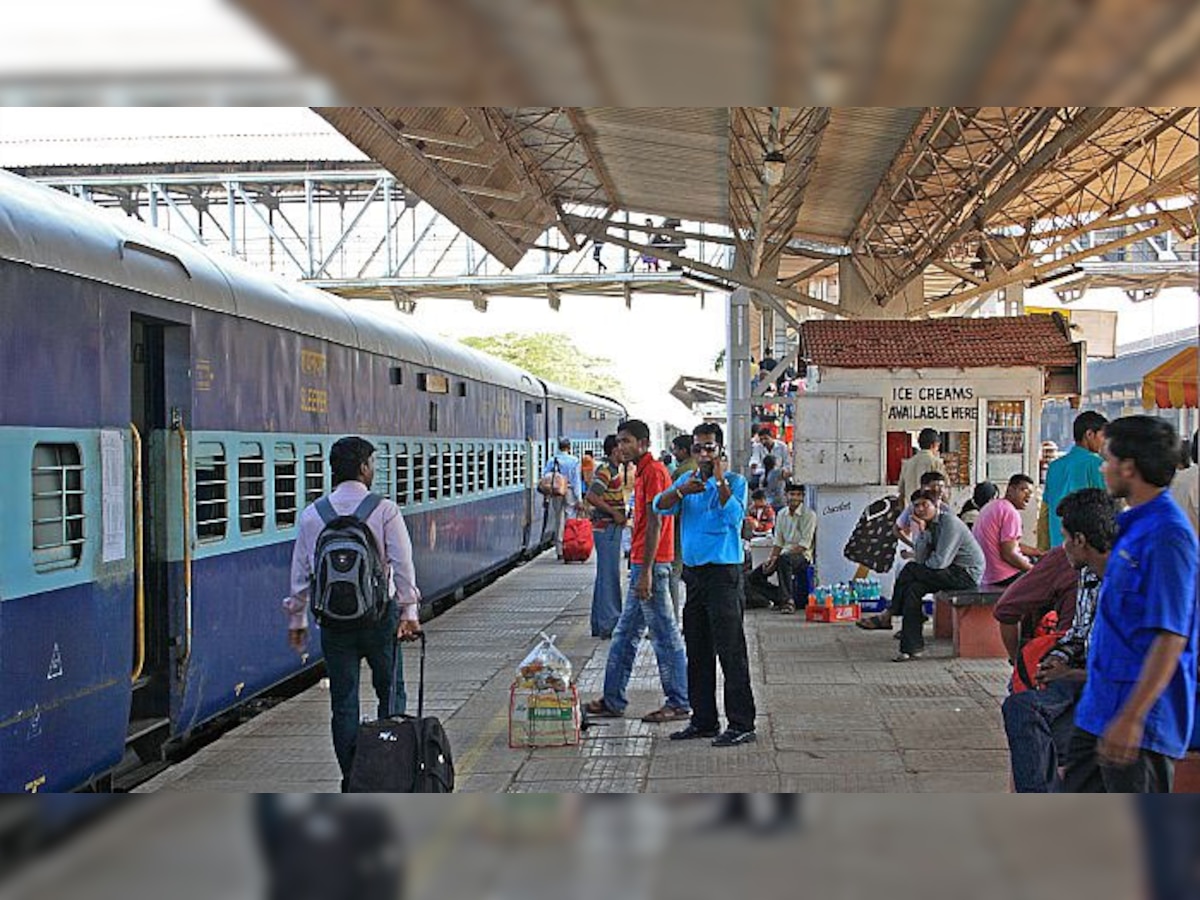 १५ एप्रिलपासून रेल्वे सेवा सुरु होणार का? पाहा रेल्वे मंत्रालयाने काय दिलं उत्तर title=