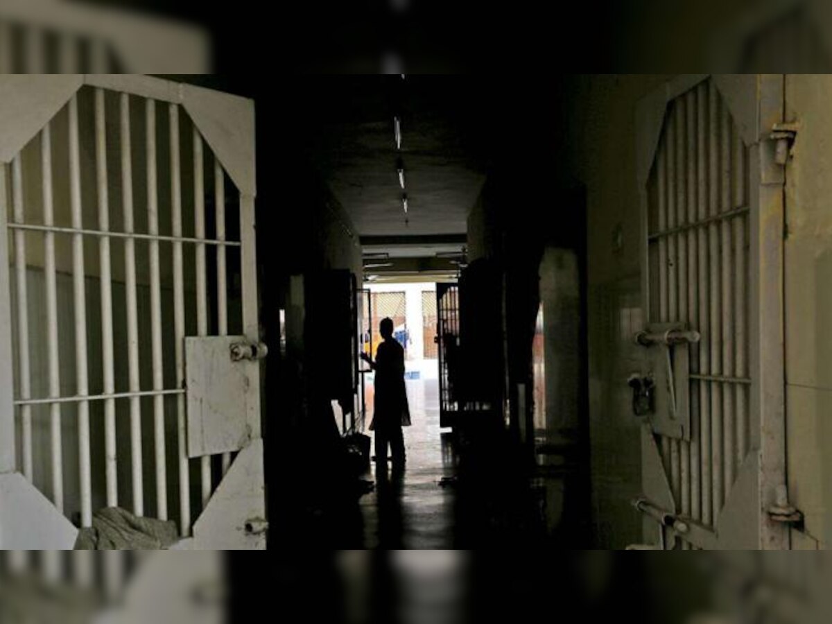 कोरोना संसर्ग टाळण्यासाठी ७० कैदी पॅरोलवर, घरीच राहण्याच्या सूचना  title=