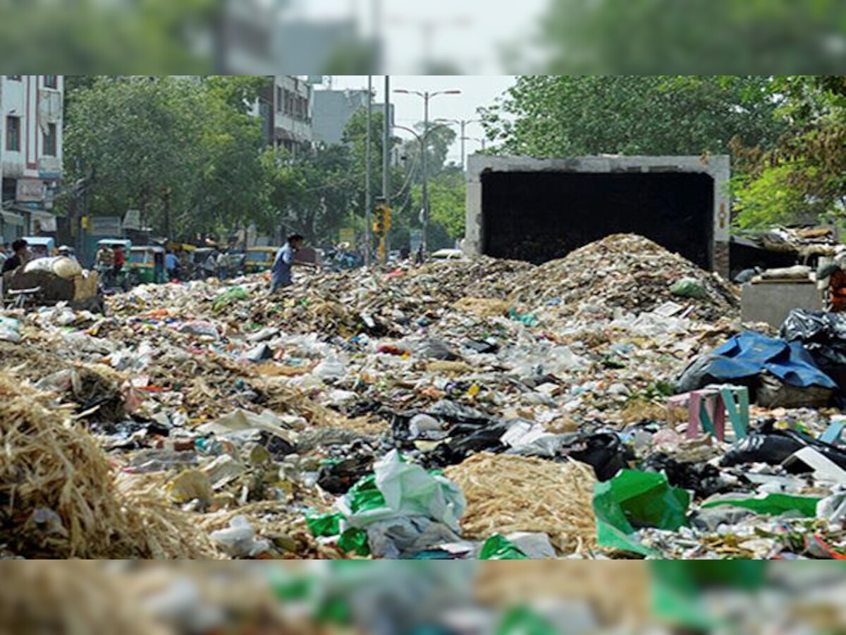 मुंबईचा कचरा प्रश्न चिघळणार, पालिकेबाहेर सफाई कर्मचाऱ्यांचे काम बंद आंदोलन  title=