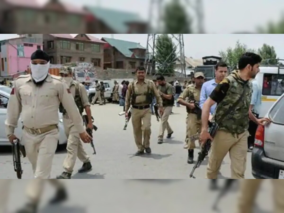 काश्मीरमध्ये दहशतवादी हल्ल्याचा कट उधळला; स्फोटकांचा मोठा साठा जप्त title=