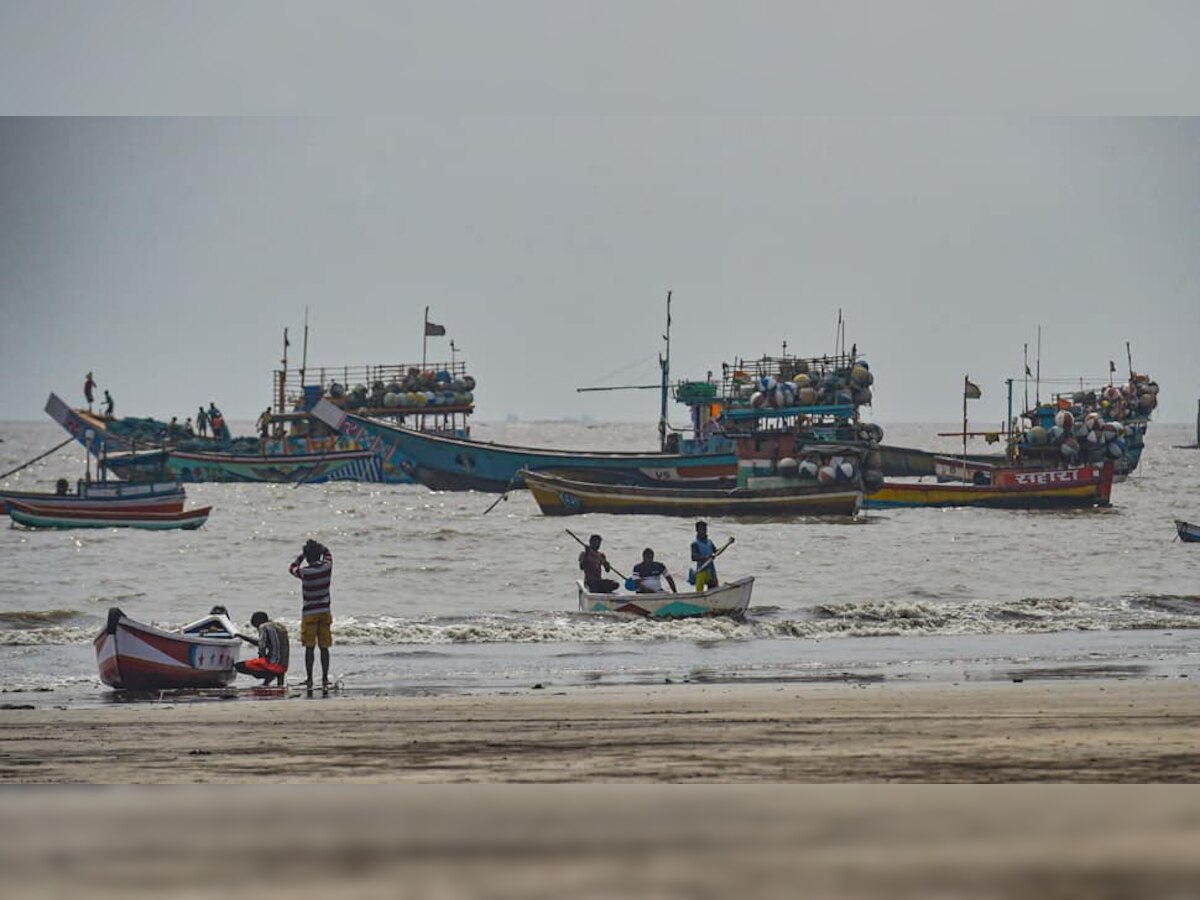 'निसर्ग' धोका : शेकडो बोटी मासेमारीसाठी समुद्रात, रत्नागिरी-रायगडमध्ये सतर्कता title=