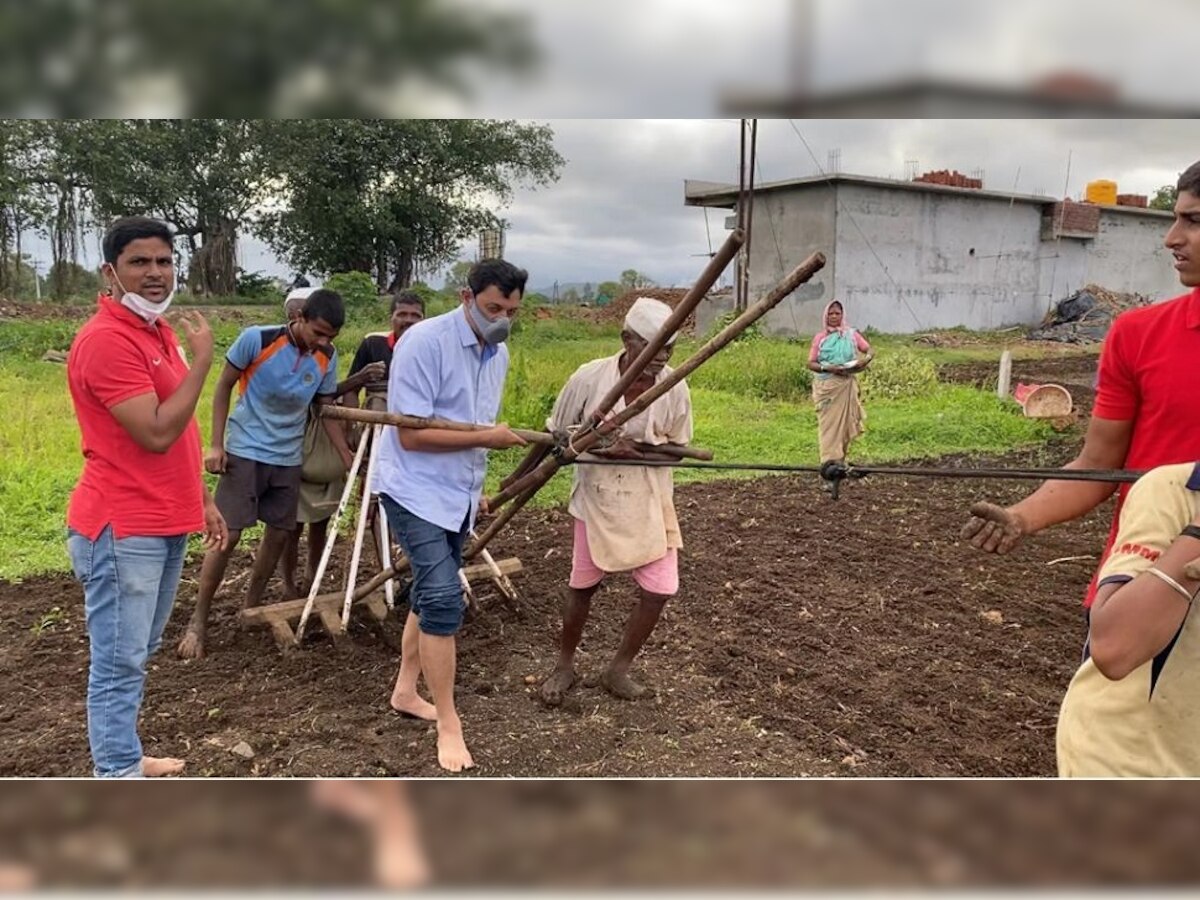 छत्रपती संभाजीराजेंनी शेतात जाऊन केली पेरणी; VIDEO व्हायरल title=