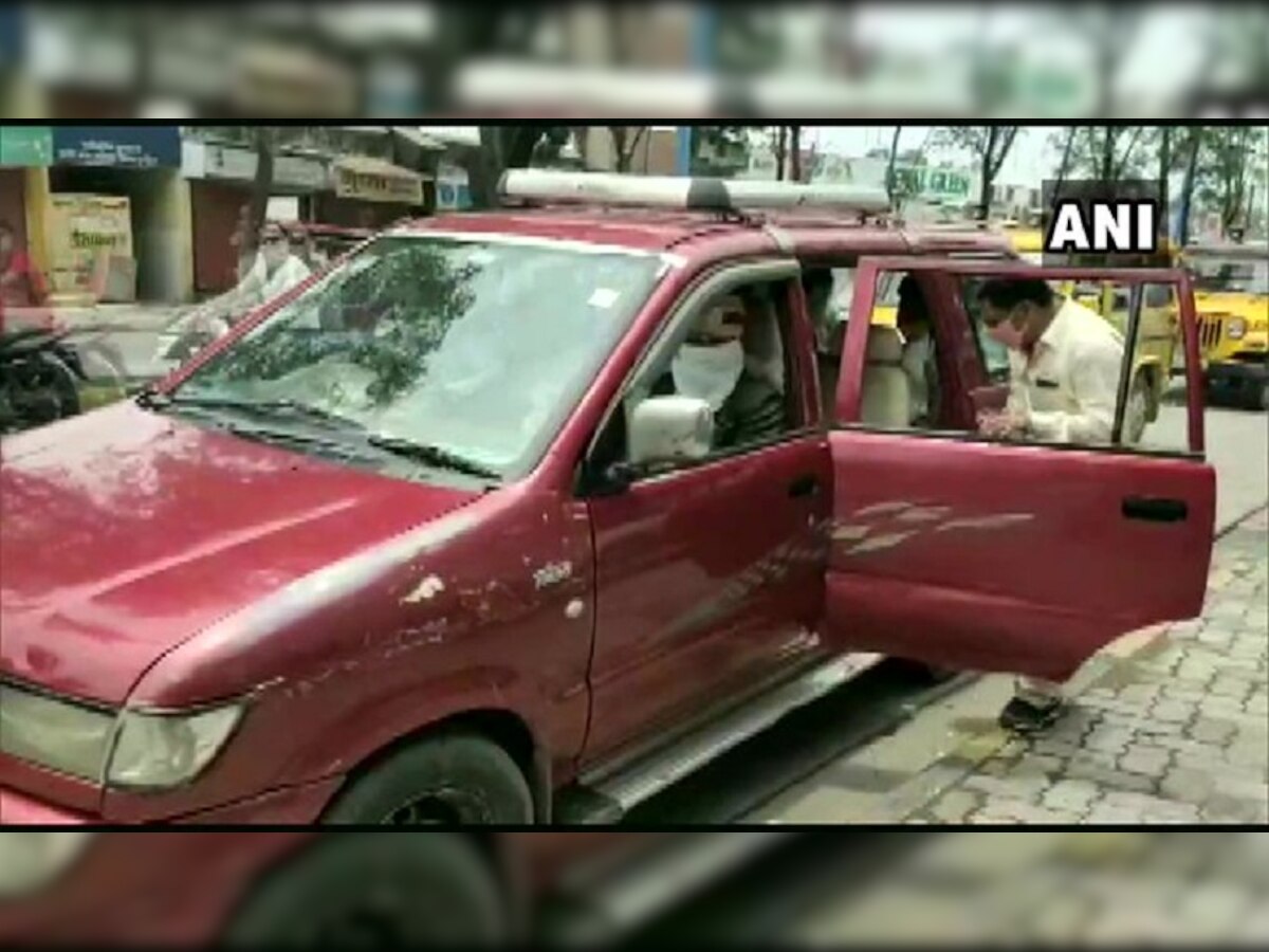 लग्नाला जाताना एकाच कारमध्ये कोंबले १२ जण; महापालिकेकडून २१ हजारांचा दंड title=